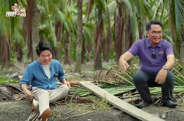 人民网的记者就是心急，一根木棍直接就上，结果“呲溜”掉河里了。看看董宇辉就聪明多