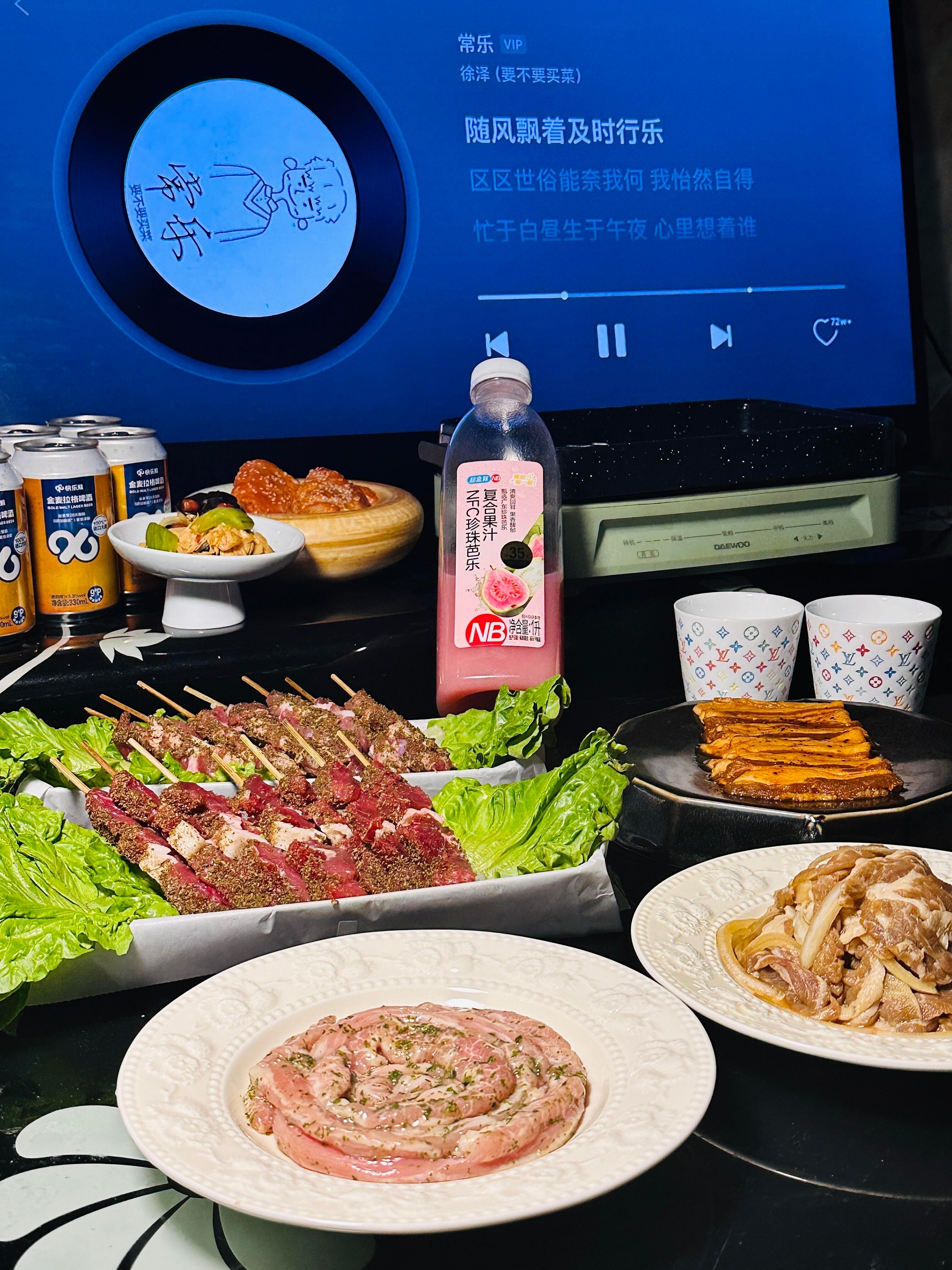 当世界坠入深蓝,心事开始泛光。 
