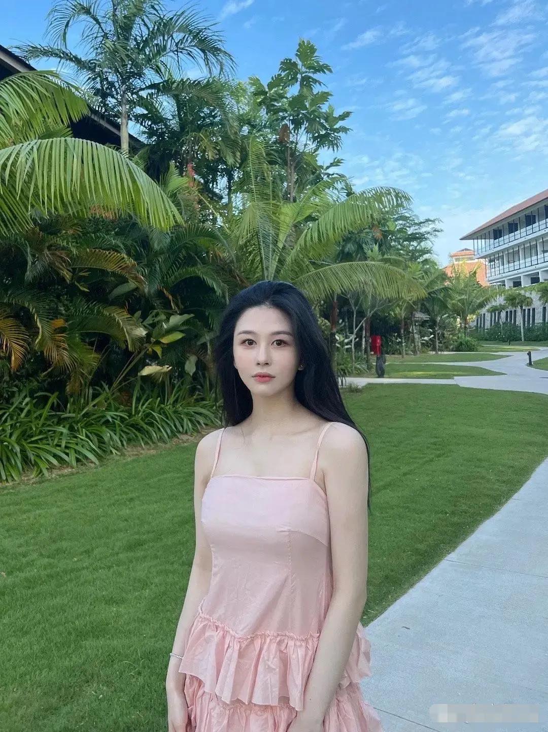 邱淑贞的女儿好美哦，身穿粉嫩的吊带裙，裙子虽然设计简约，却完美凸显了她的身材比例