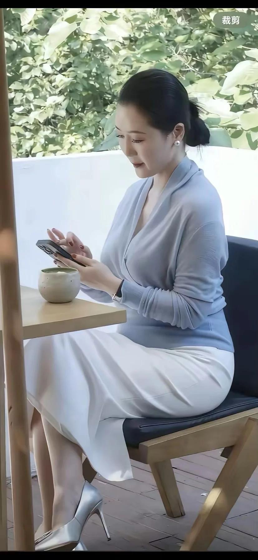 人这一辈子，忙的是柴米油盐，烦的是人情是非，愁的是得失聚散。 走过半生才懂： 人