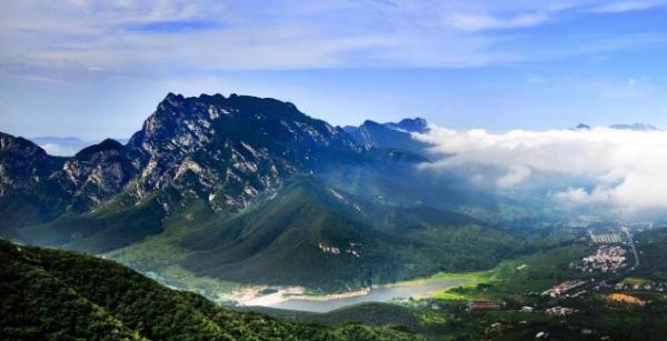 登封不止少林禅武，更有“天地之中”文脉绵延。嵩山叠翠映古建，玄天庙村藏烟火，桐花