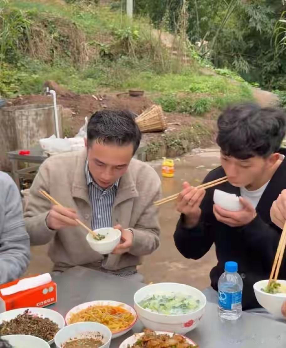 他发视频时想的是“能来十几二十个就知足”，然后去做了顿饭。回来一看留言，后来站在
