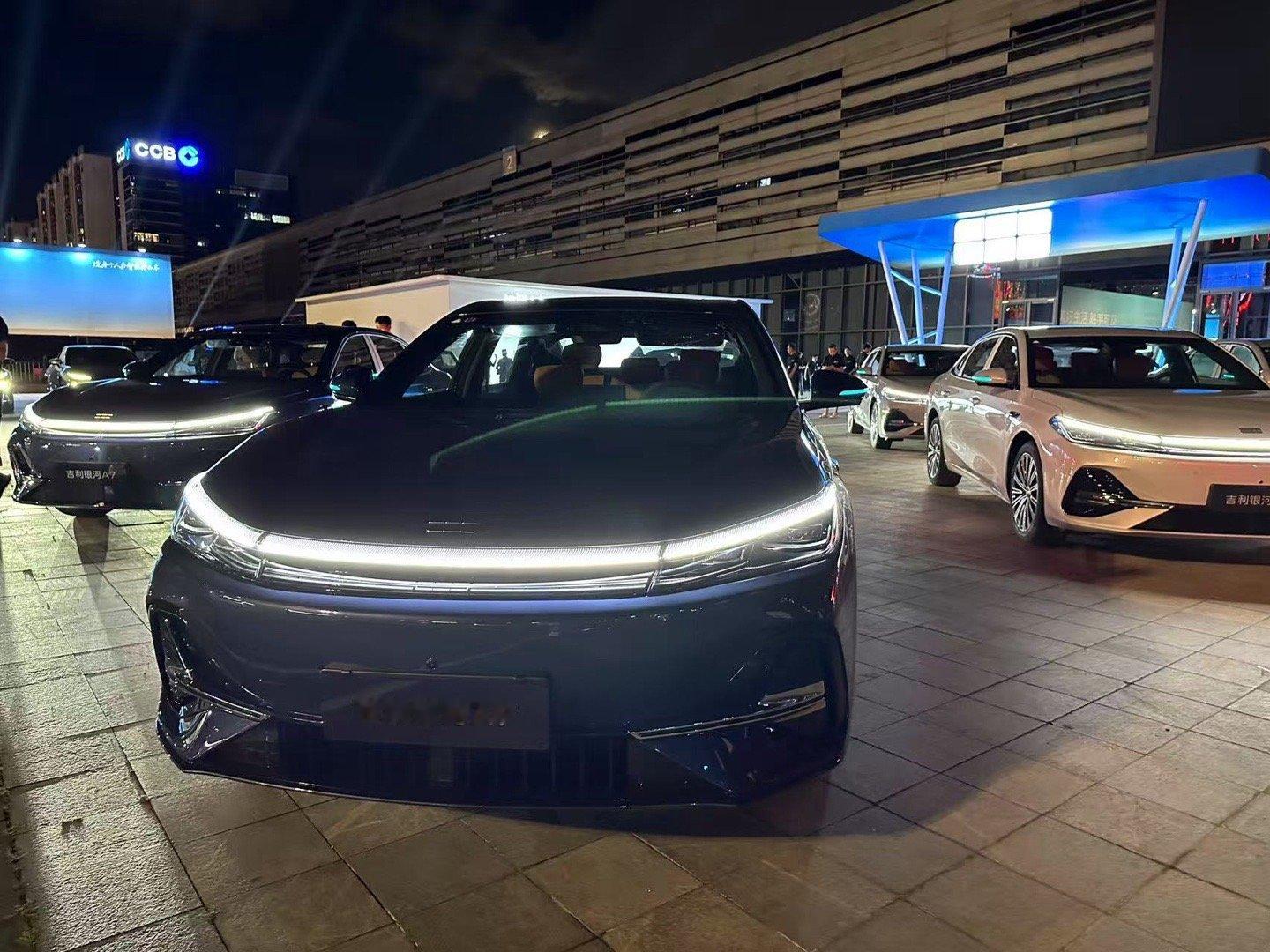 吉利银河A78.18万起售，更大电池的顶配11.78万。支持120km/h AE