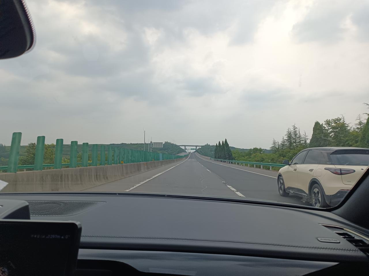 同一天，咱们和美国各自组局，开了两个聚会。
咱们主题是世界人工智能大会，来了26