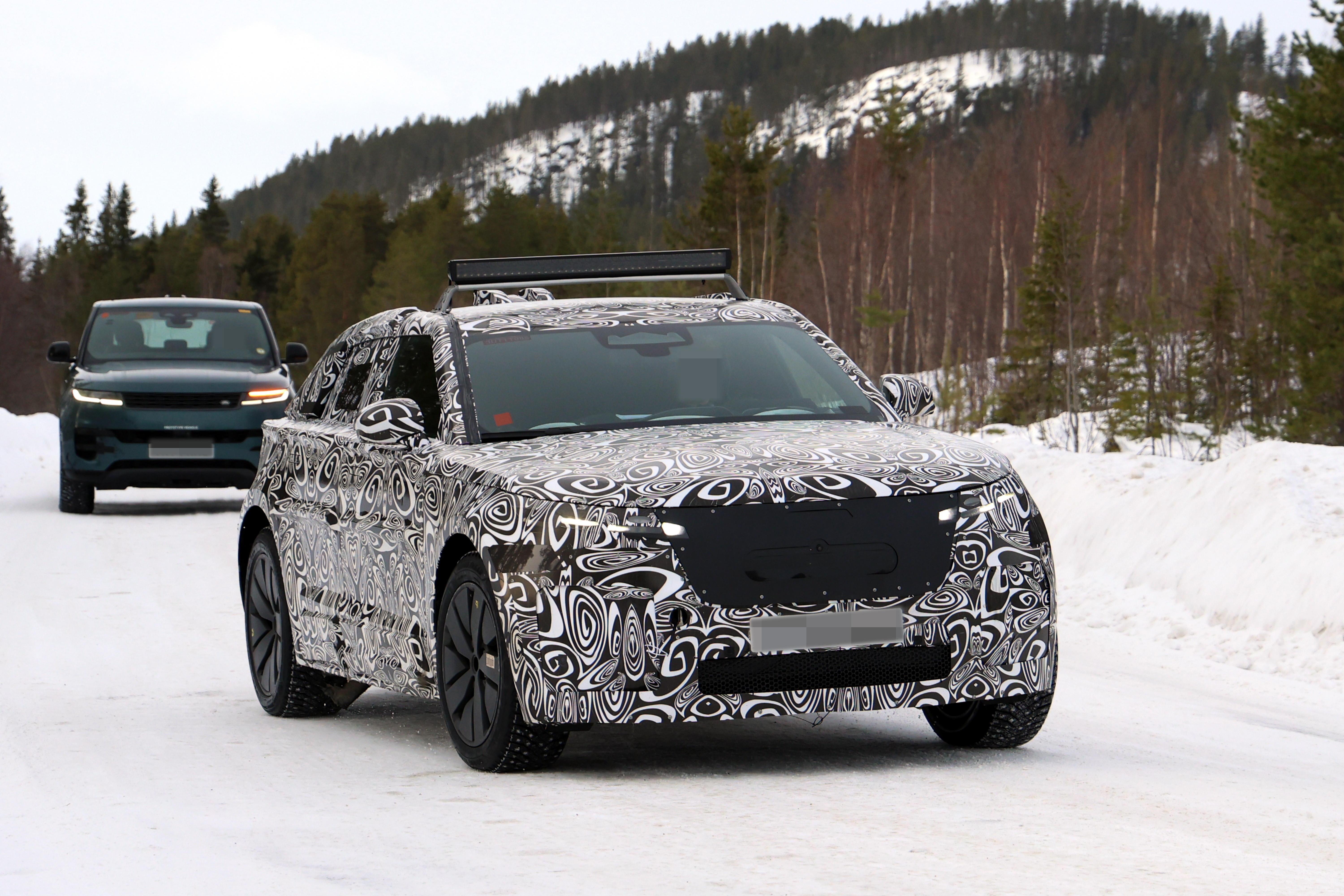 揽胜星脉，全新一代，采用800V纯电模块架构EMA，内饰可见双幅方向盘，顶端仪表