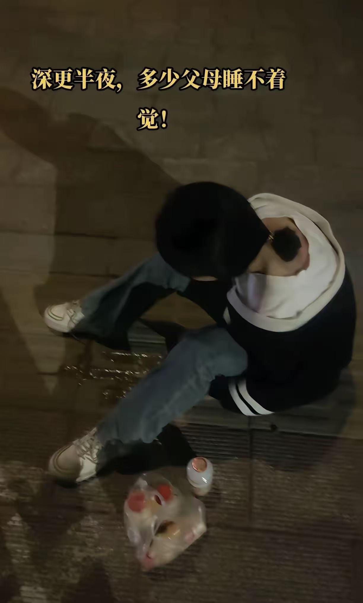 才14岁！一个初三的小姑娘。
​在KTV聚会喝得烂醉如泥，竟被男服务员黄某轩直接