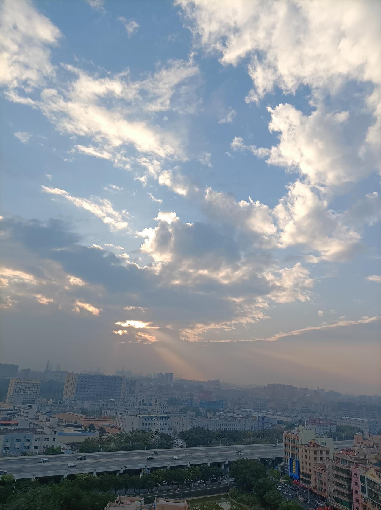 我拍到的落日瞬间‘昨天下午拍到的落白夕阳，云层较厚，落日夕阳别样美！