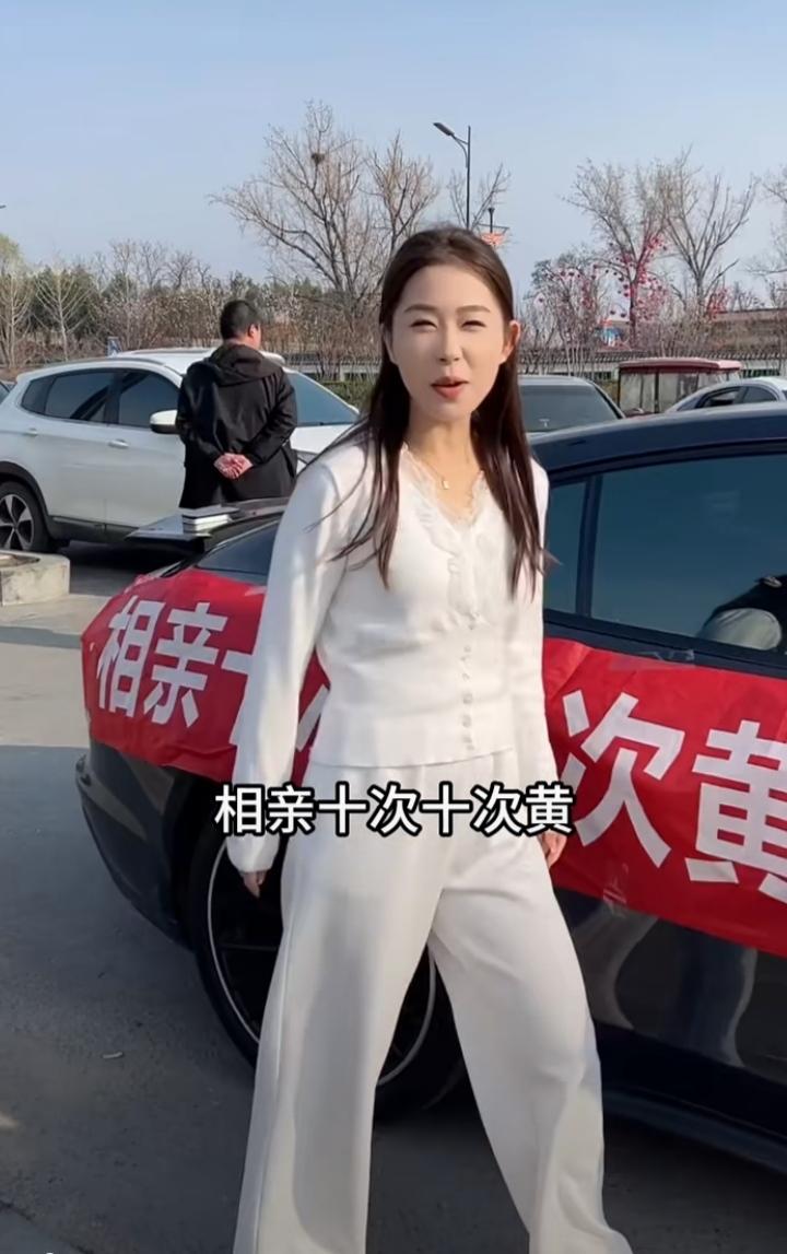 相亲十次十次黄，她不等了，马上出发开封找干娘。到了现场才发现，人山人海，很难挤进