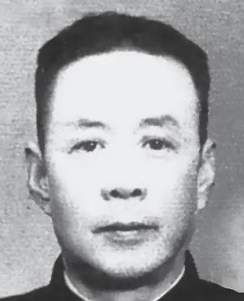 1939 年，国军中将陈铁在山西设宴款待彭德怀，陈铁的夫人在倒茶时悄悄说道：“现