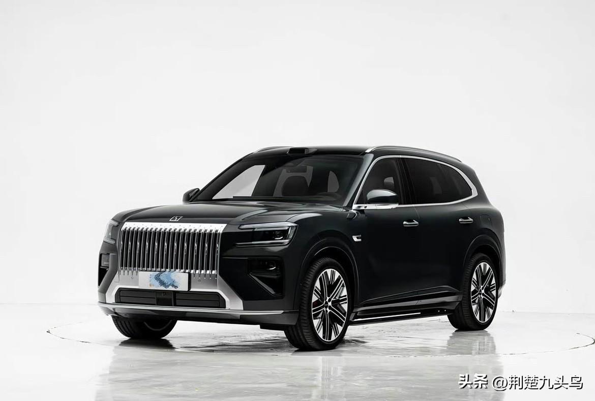 理想L8与极氪8X同属30万级高端大五座SUV，理想L8主打全家舒适出行，增程架