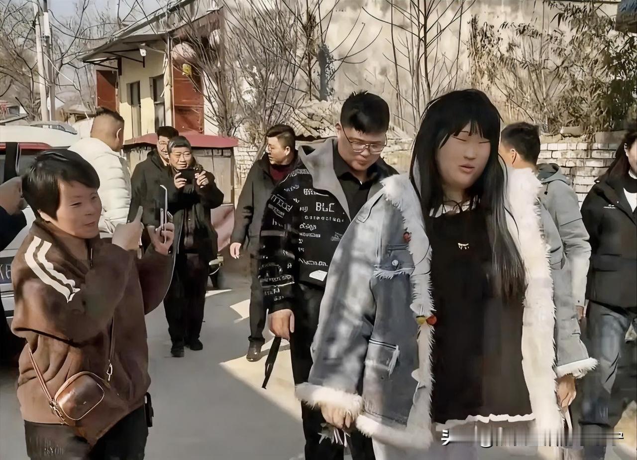 怼的好，这群人就欠怼！
    大年初二，朱雪梅与新婚丈夫张海洋，去给大衣哥大衣