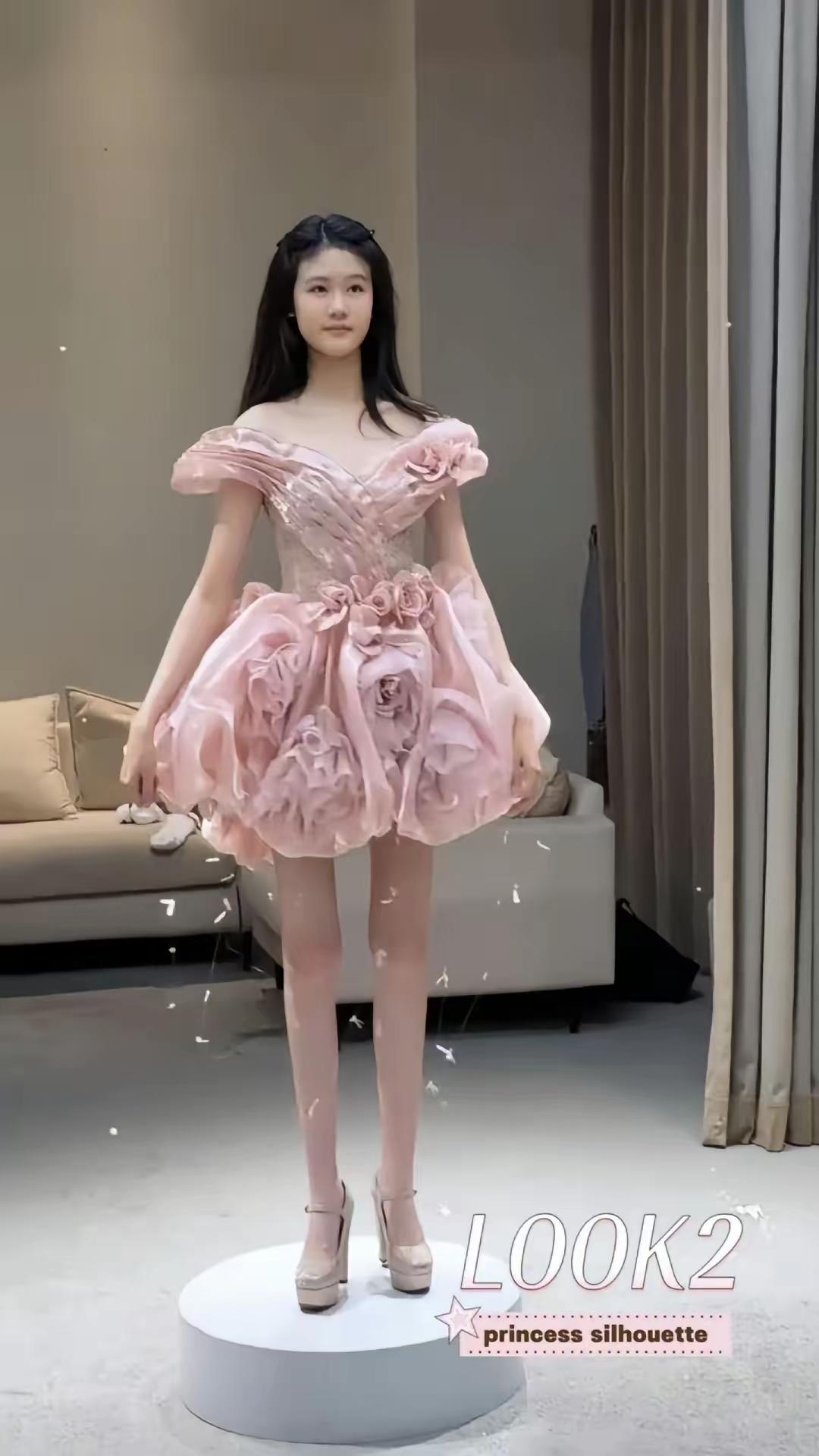 陆毅女儿这腿漫画走进现实
 
刷到鲍蕾发的视频，贝儿18岁了，给她挑选成人礼的礼