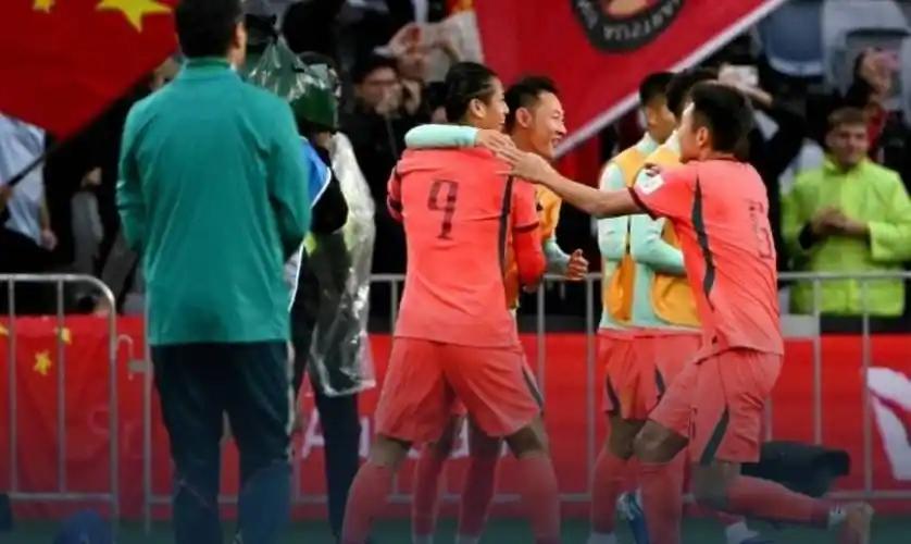 中国足球这两天真有点不一样了！不管是国青还是成年队，场上那股子拼劲儿和团队配合，