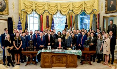 白宫已经基本看不到黑人，全是金发碧眼！
 
走进现在的白宫，你会发现一个特别扎眼