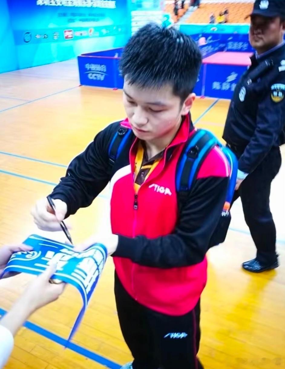 这个视角下的樊振东好萌好可爱哦～双肩包🐼 