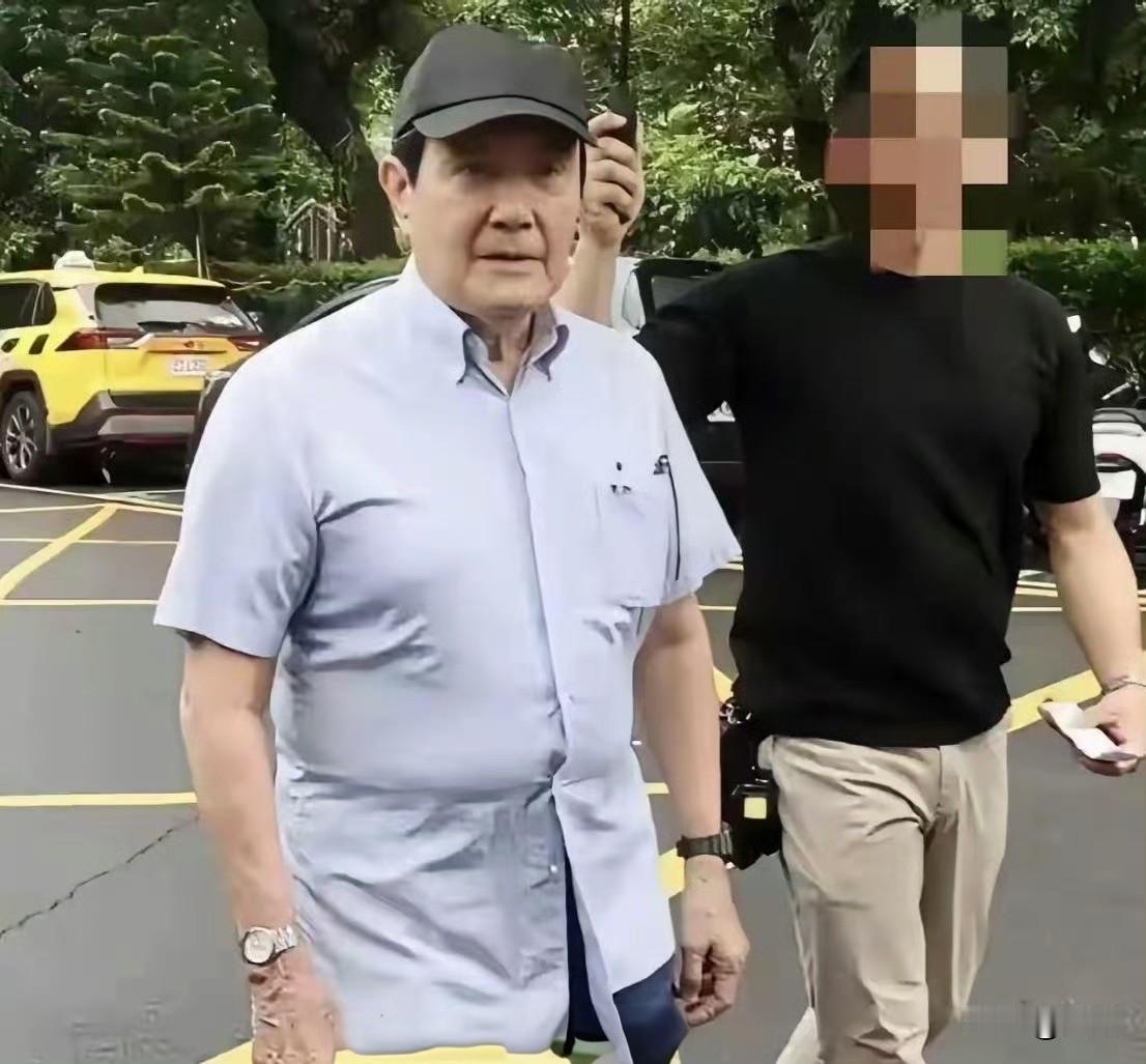 一手一只，带两只手表上街的人，是为了校正时间还是为了显示富有？也许他根本没有在意