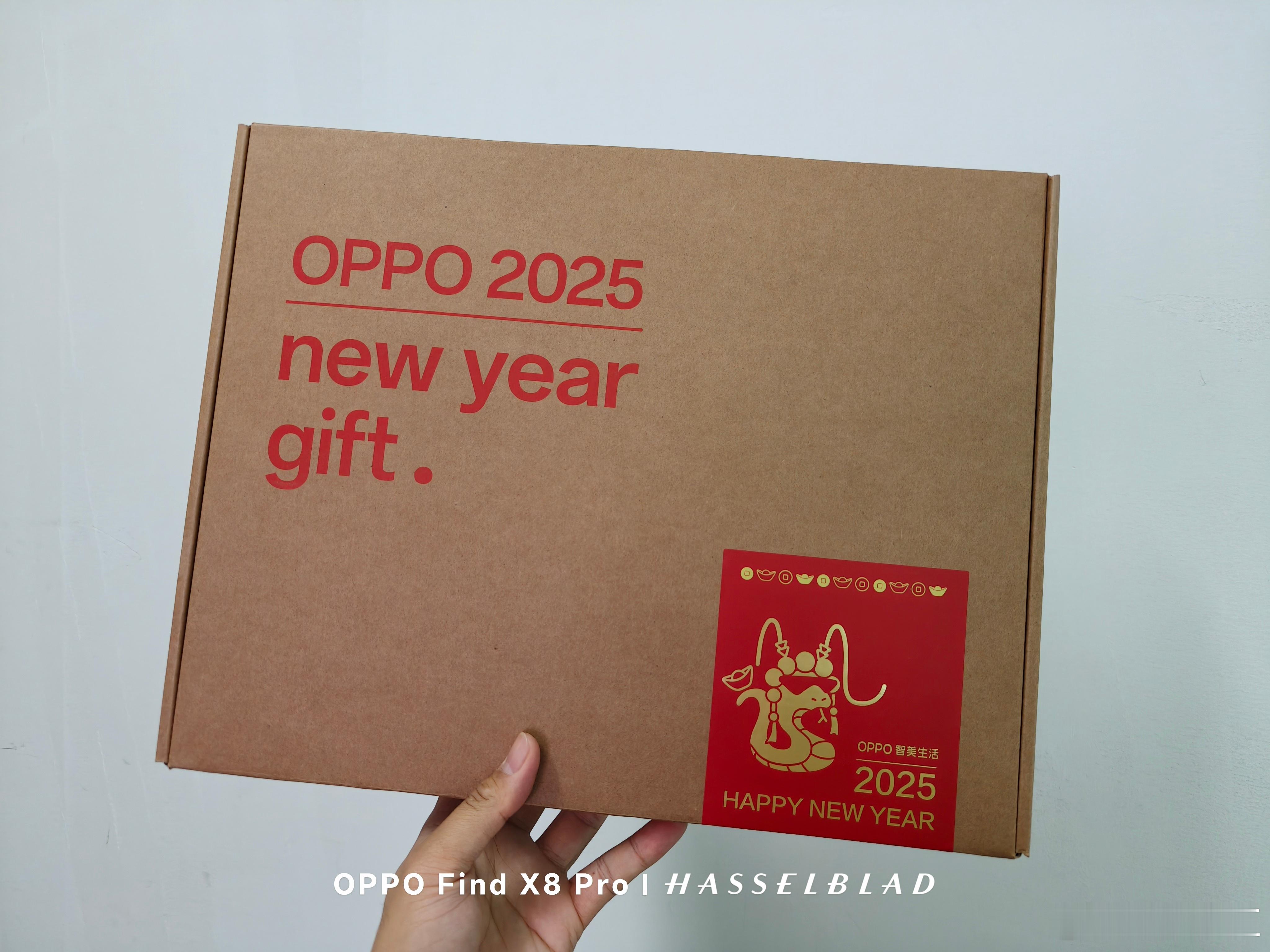 收到OPPO新年礼物，才发现2025年过几天就要来了！！！新年快乐[抱一抱] 