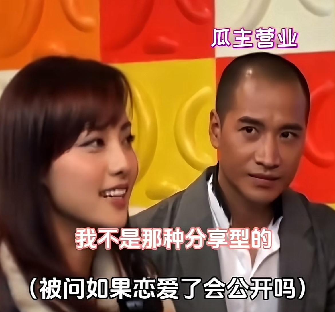 张嘉倪站那儿，何晟铭表情跟抽筋似的。
记者一问，手直接搭她肩上，笑得那叫一个假。