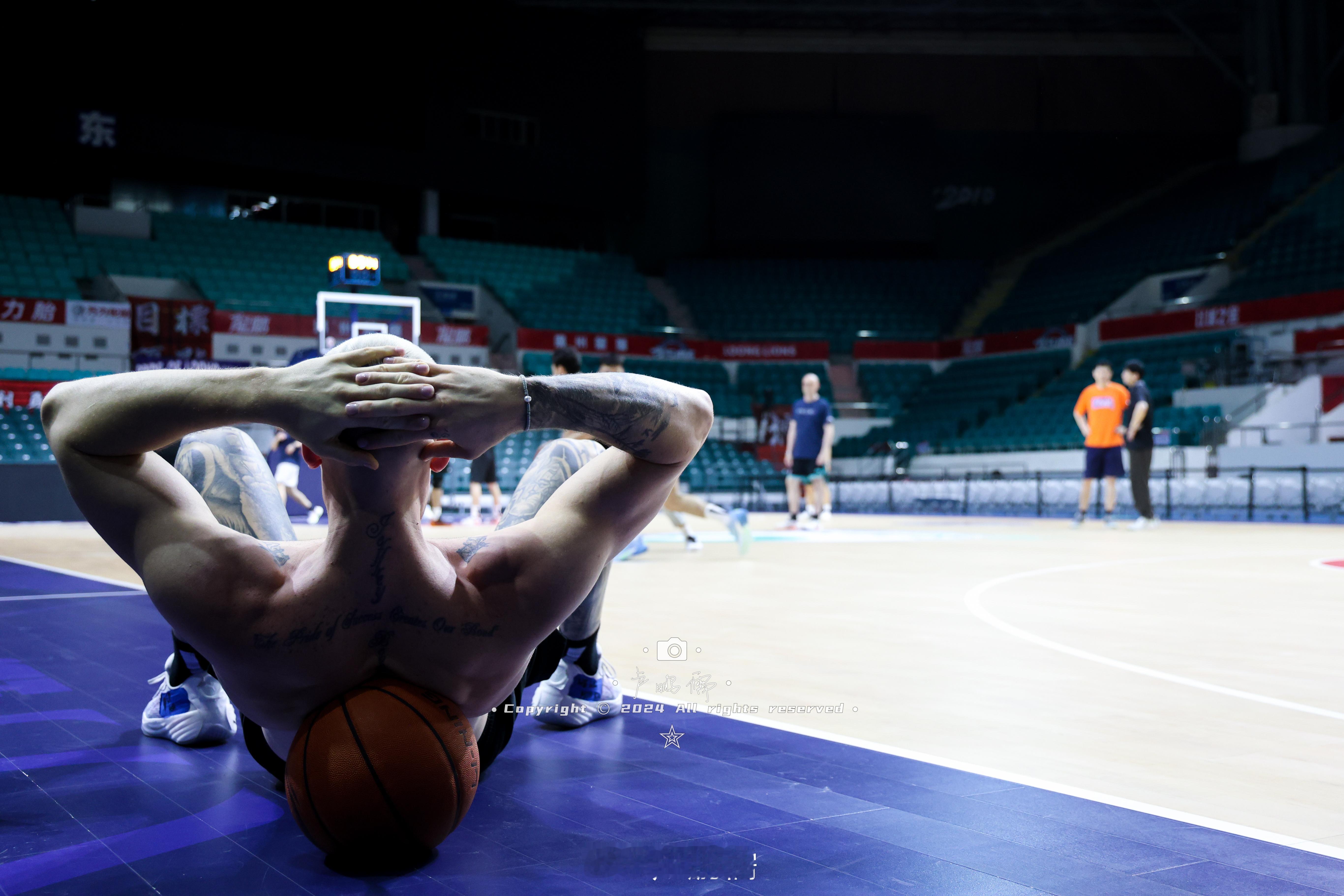 有人问我 隔壁#浙江男篮vs上海男篮# 我怎么看？当然是躺着看[笑cry]你们怎