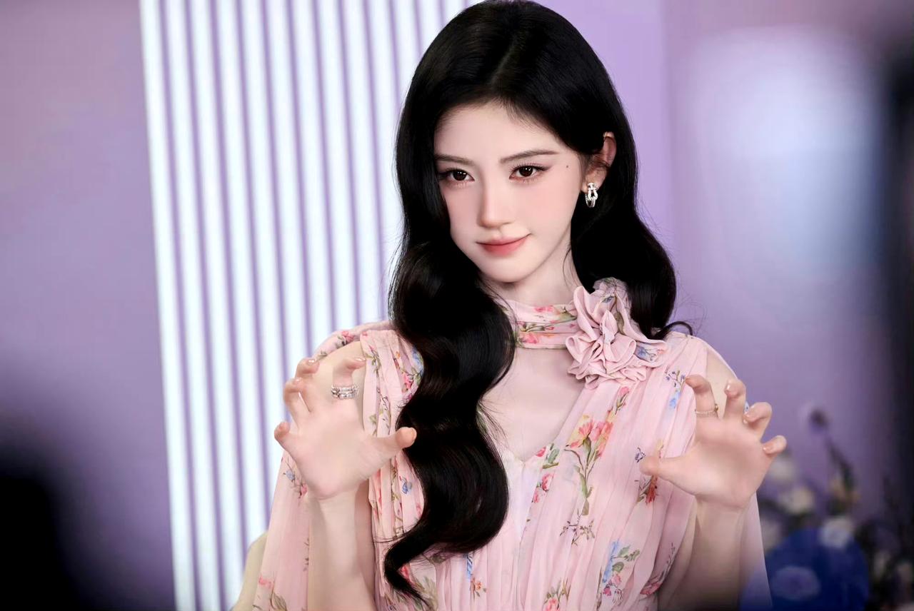 要想出神图，还是要跟着鞠婧祎学！随随便便就这样神图出现了～不过另说这姿势学会了，