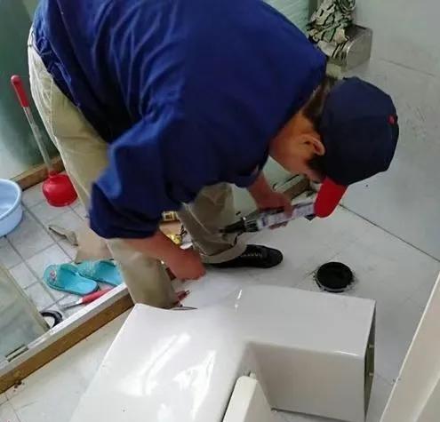 一富婆家中卫生间堵了，维修师傅要价 600 元，女子给 650 元。维修师傅走后