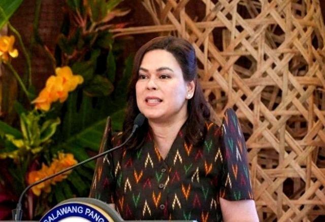 前总统杜特尔特的女儿莎拉，眼看就要被一脚踹下副总统的位子。她最后的救命稻草，是递