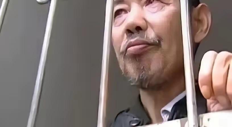 河南村民徐林东就因为帮残疾女邻居写了几封维权信，走在路上突然被硬生生拽上车，直接