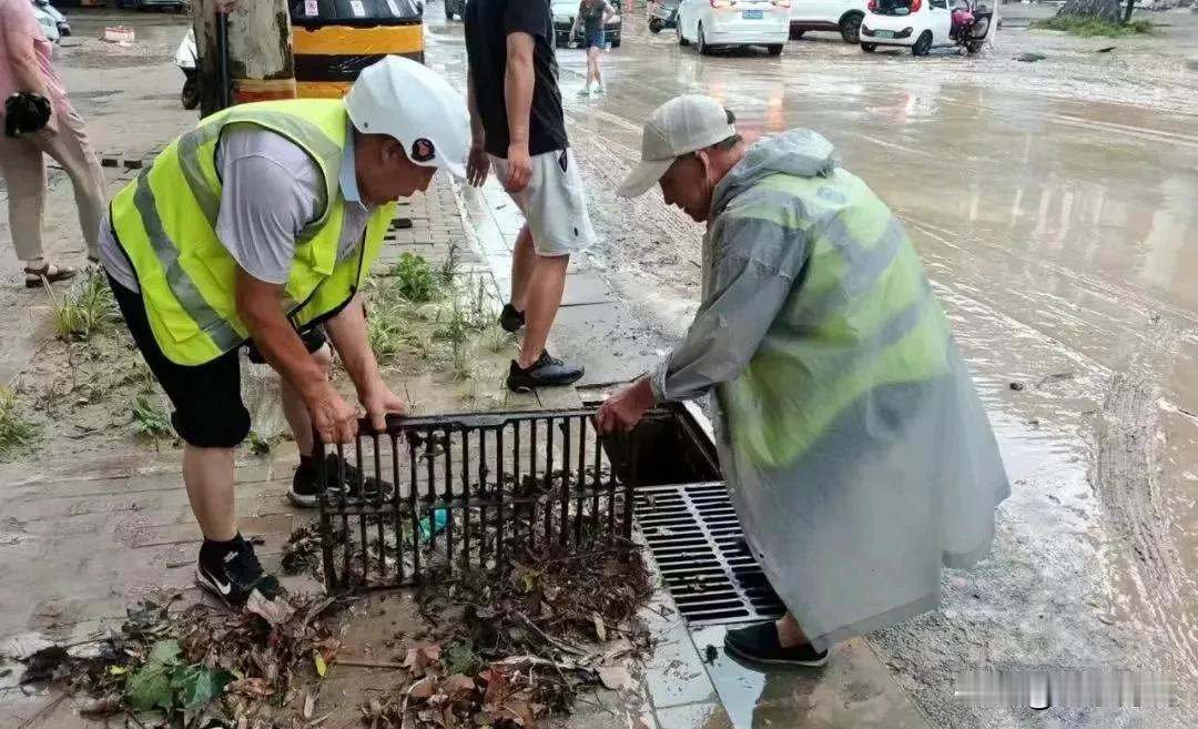 昨天强降雨造成上阳路、春秋路、上阳南路、召公路、虢国东路、大岭南路高速桥下、北环