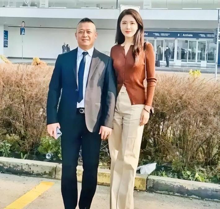 她是两百年难遇的美人，靠美貌“征服”无数男人，如今49岁了，孑然一身，孤孤单单，