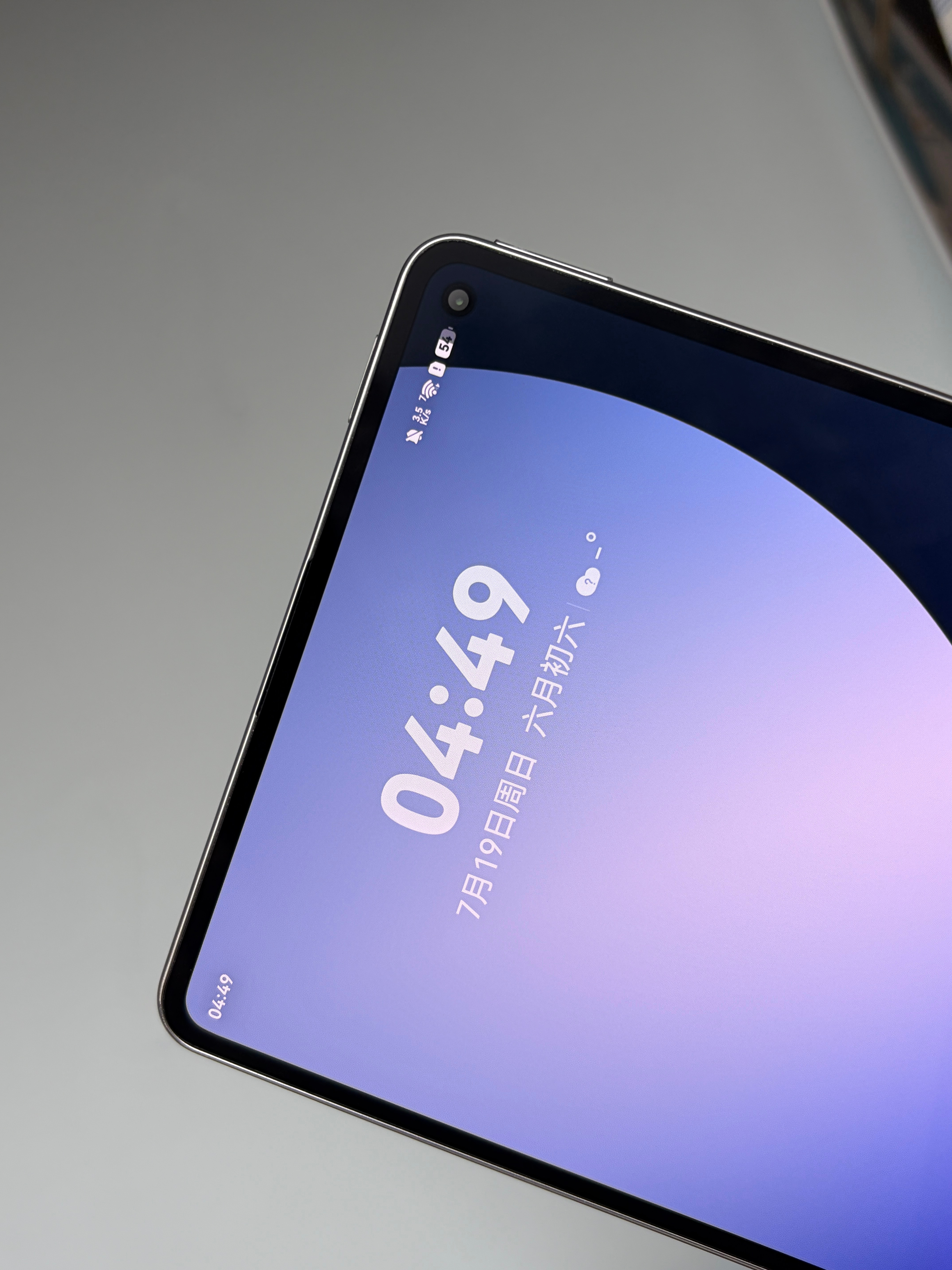 MatePad Mini 的 PET AR 膜明天上几乎满屏覆盖，只有约5克的重