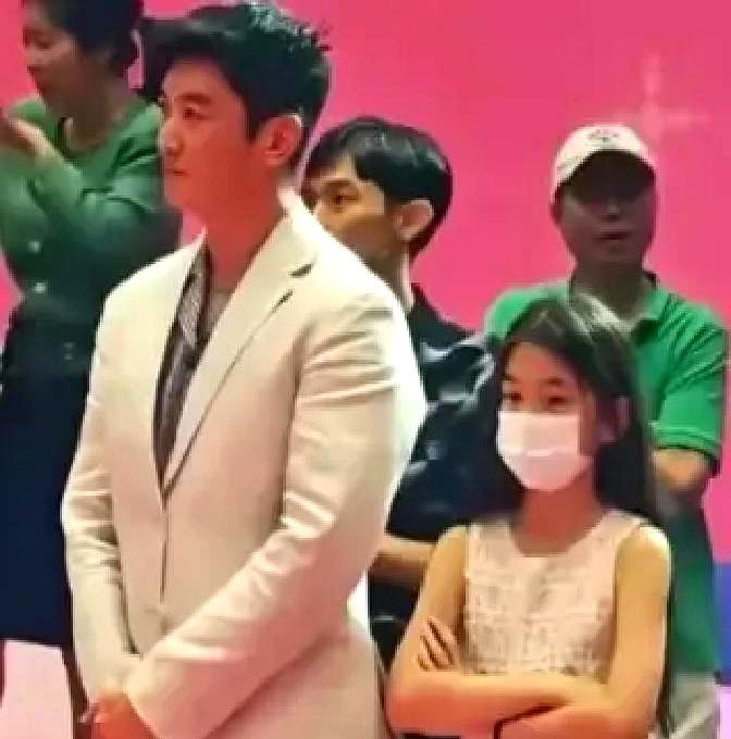 霍思燕带孩子参加泰国犬展，结果被镜头捕获女儿一身白裙，双手抱胸站得笔直，不躲不闪