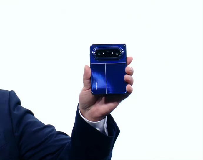 华为PuraXMax评测它的黄金比例屏幕真的绝了！外屏刷消息、扫码跟直板机没区别