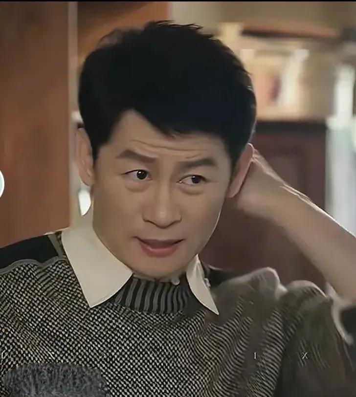 李健在《六姊妹》中饰演″四姐夫”，是本色出演。他出道25年，零绯闻。他的长相，稳