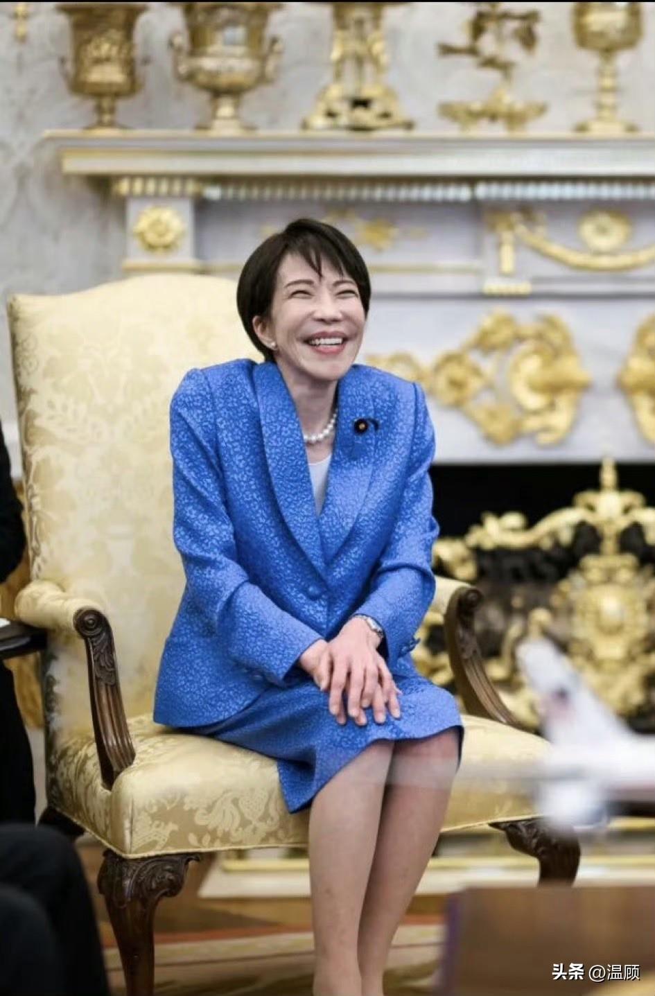 内外有别…图一：在美国白宫的高市早苗；图二：在日本议会的高市早苗。