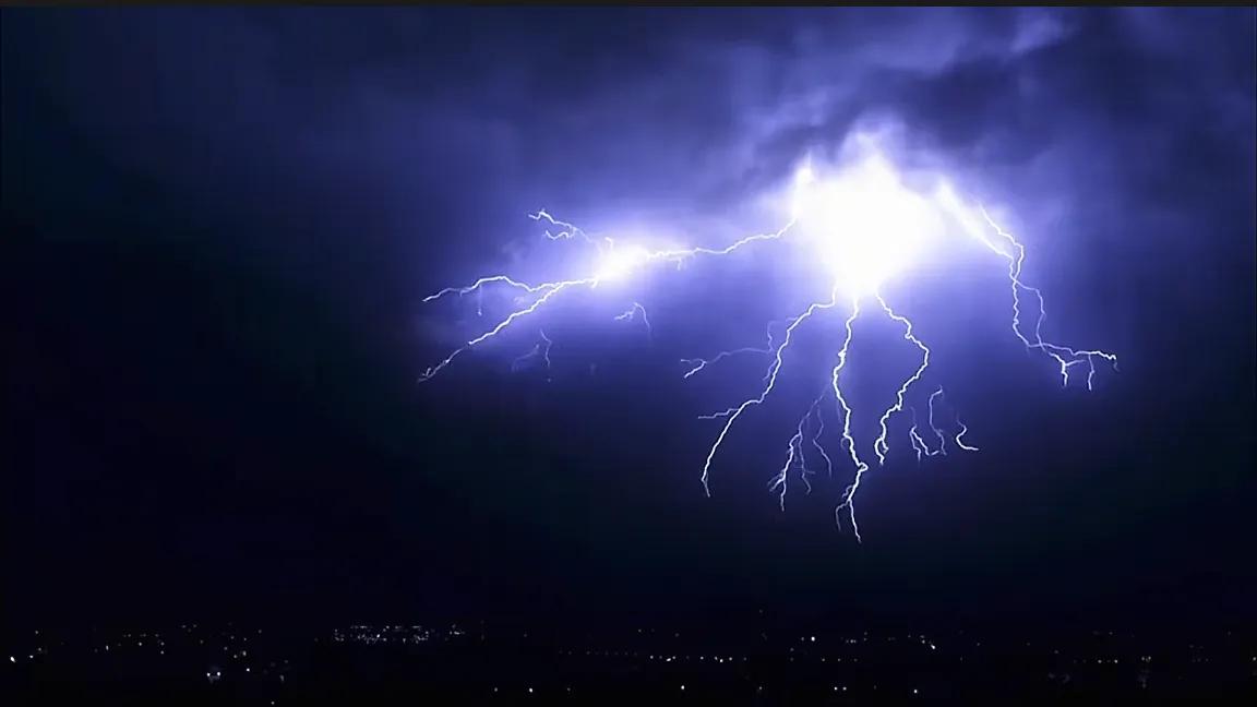 小时候，有几个小伙伴害怕打雷。一到夏天雷雨季节，天上咔嚓一声惊雷，就能吓坏好几个