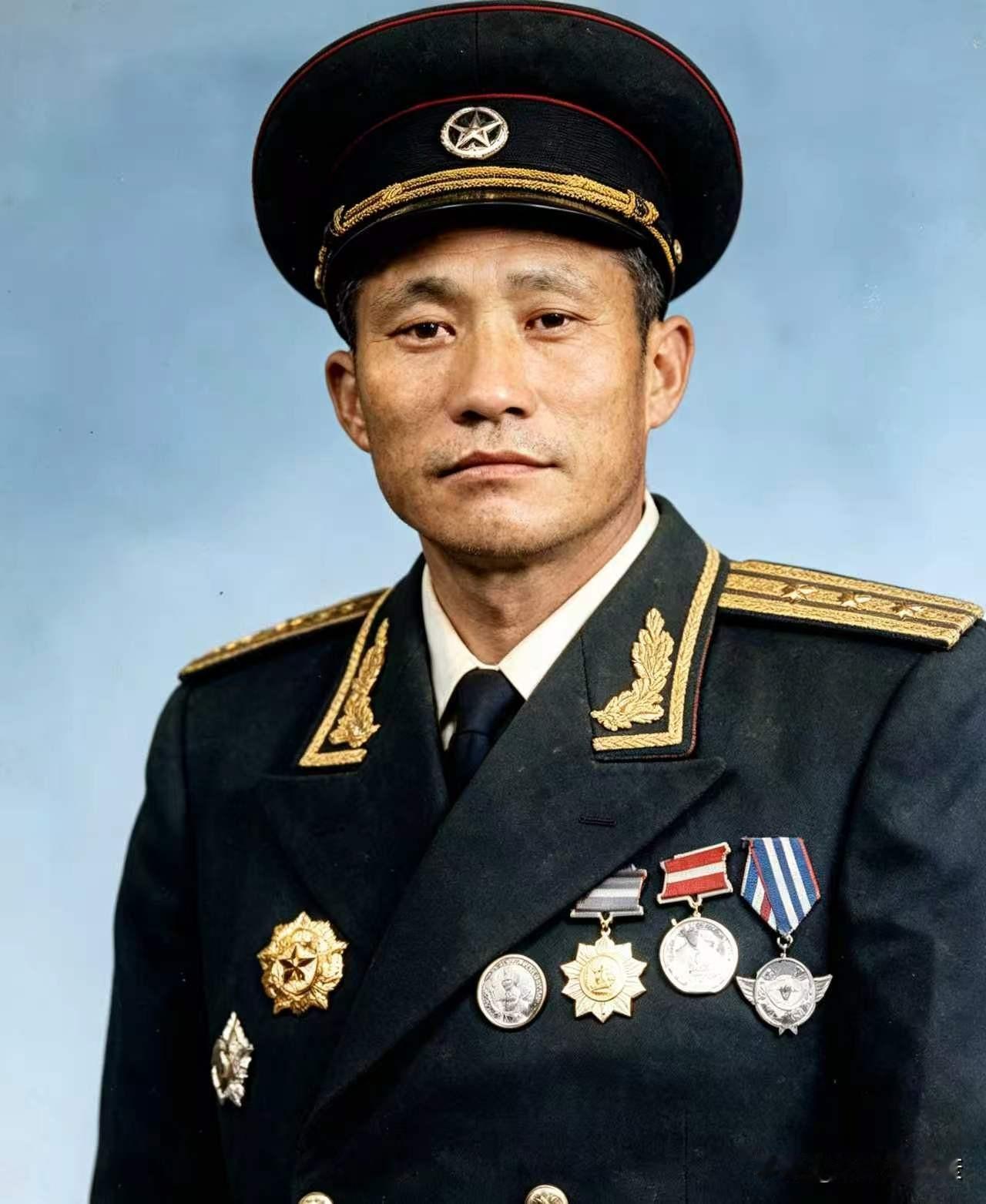 1940年，八路军晋察冀军区炸开了锅。一位参谋长带着二十多名战士弃枪而逃。

彭