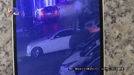 浙江嘉兴，奔驰女车主在网上花150块买了件大衣，她在车里拆完包裹，就把大衣穿身上