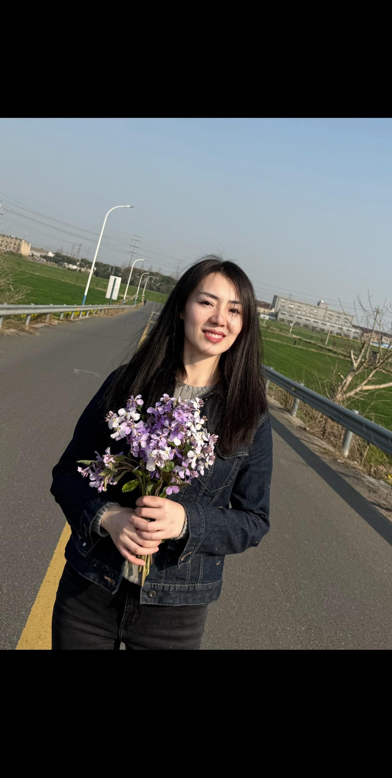 之前那些无法释怀的事，都已经变得无足轻重，岁月的长河里，爱与恨都是刹那间