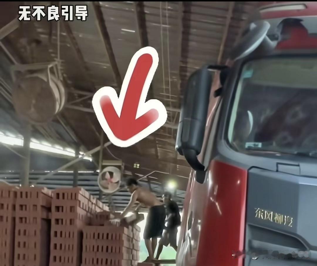 都2025年了居然还有囚禁工人的事发生，广西某砖厂被曝控制残障人士干苦力！
 