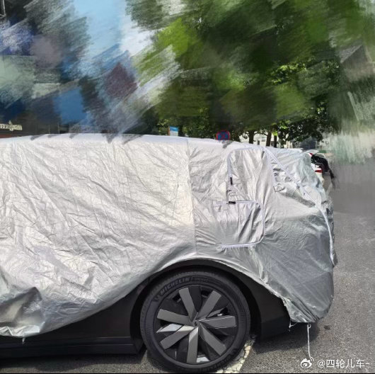 汽车[超话]  理想i9内饰首次曝光，基本上参考新MEGA就可以，家族化设计理念