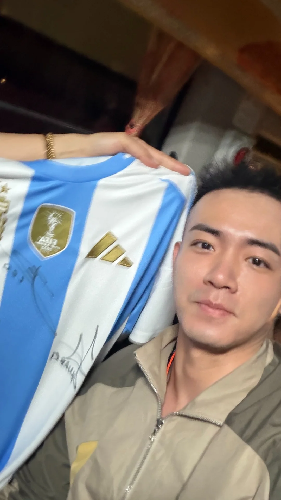 蹭上了，Messi！