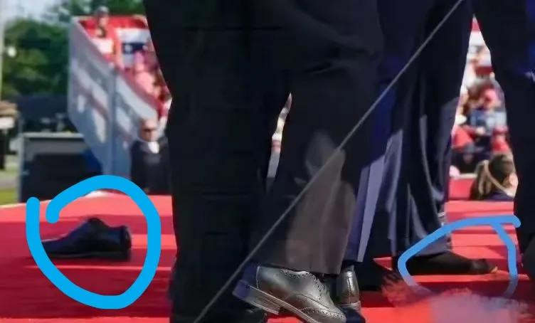 纵使特朗普是亿万富翁，也不影响他跟我们一样穿破洞的袜子[笑哭][笑哭][笑哭]