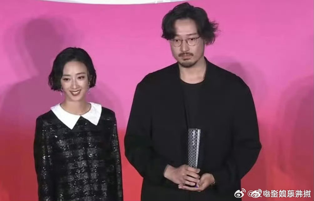王传君我是个配得感很低的人桂纶镁给王传君颁奖 王传君获得了东京电影节影帝获奖感言