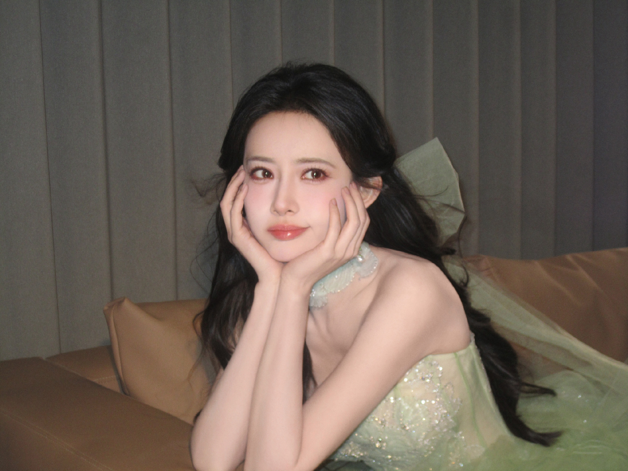 孟子义好六ccd孟子义好六常驻首张ccd你好星期六孟姐回归好六啦大红裙造型明媚娇
