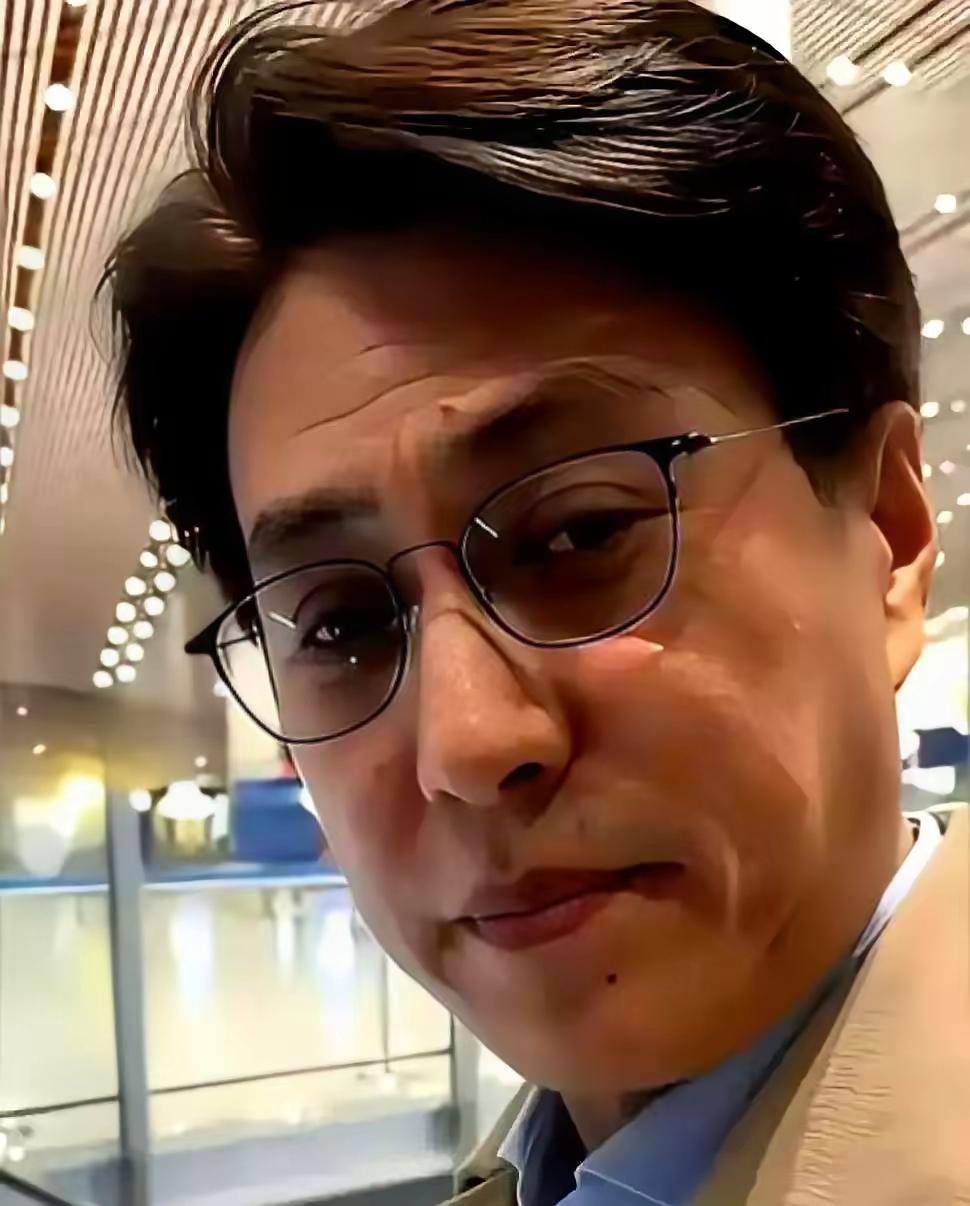 天呢，这还是靳东吗？咋变成一个油腻大叔了！