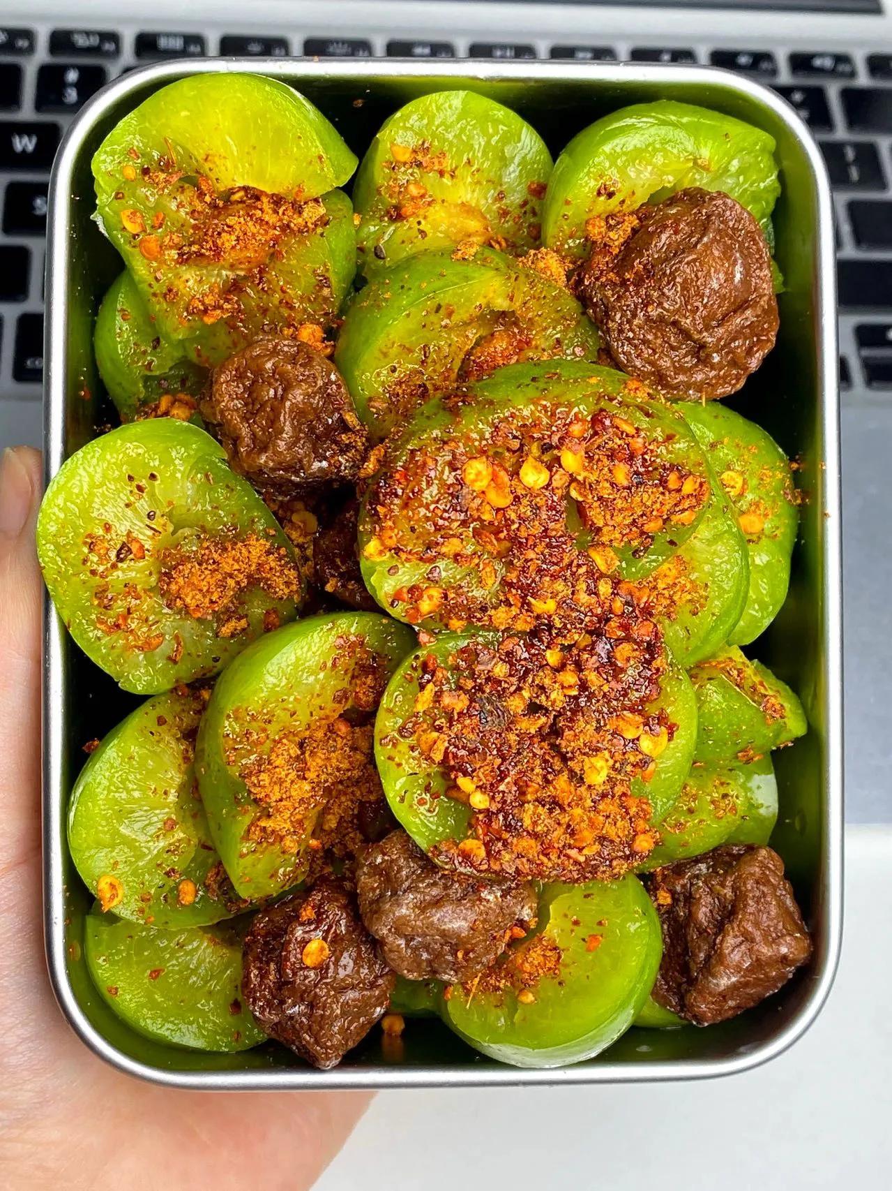 感谢网友…真的巨巨好吃啊!
       跟网上学的李子蘸辣椒粉好好吃!
做法: