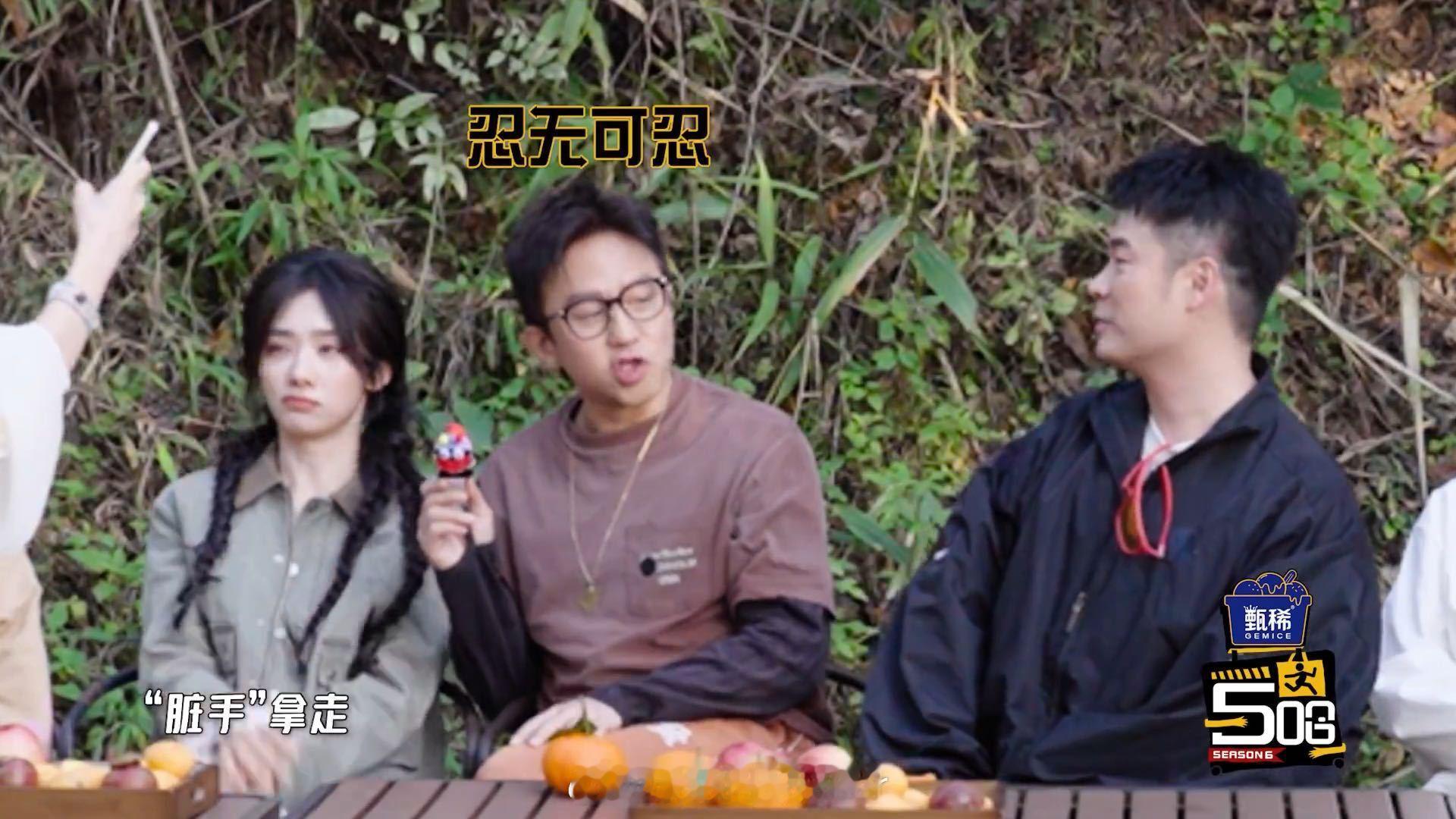 邓超终于要开十万人演唱会了吗谁给邓超送的话筒 邓超收到蓝色话筒，被调侃是期待他开