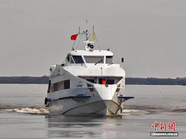 黑龙江明水期水运口岸陆续复苏 佳木斯海事局安全保障助力通关顺畅无阻