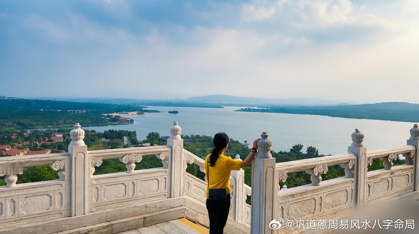 《春风袅娜·登文昌阁》苏木丙午年小暑前文昌湖旅游度假区正湖光潋滟，翠染萌山。登古