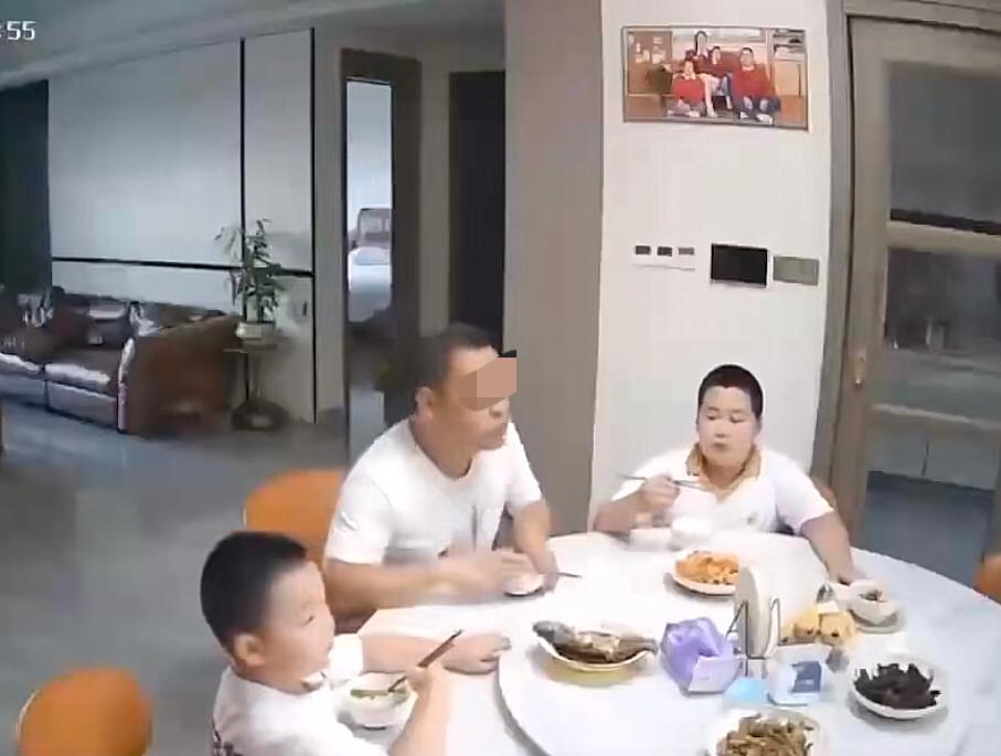 这孩子，饭比命还重要！

6月23日，清远地震，监控正好拍了下来！一家子正在吃晚